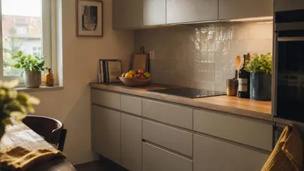 Cocina reformada moderna con muebles sin tiradores y encimera nueva